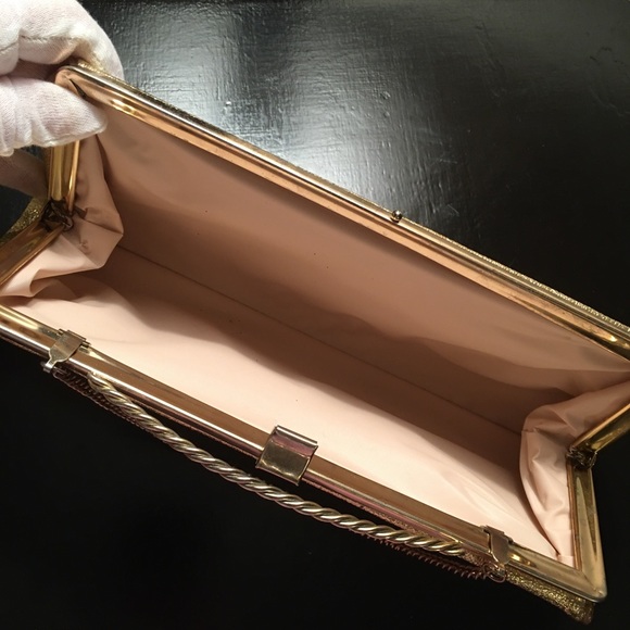 VINTAGE GOLD METALLIC CLUTCH /PURSE - Picture 5 of 8